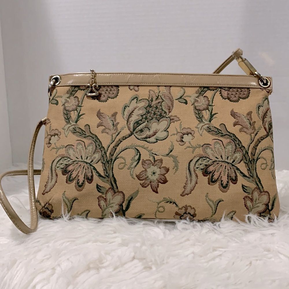 🟢3 for $20 —-TAPESTRY shoulder bag goldtone hardware zip top slip pocket vintag3